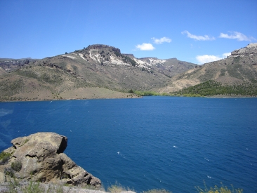 Pesca en Piedra del Águila - Piedra del Aguila, Patagonia, Argentina.