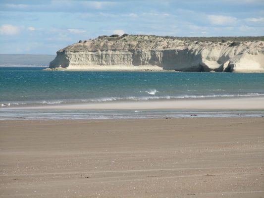 La joya oculta de la Patagonia: la playa argentina con aguas cristalinas que deslumbra a Sudamérica
